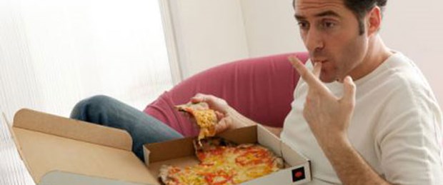 Pizzaya bakarken yenen salata daha lezzetli