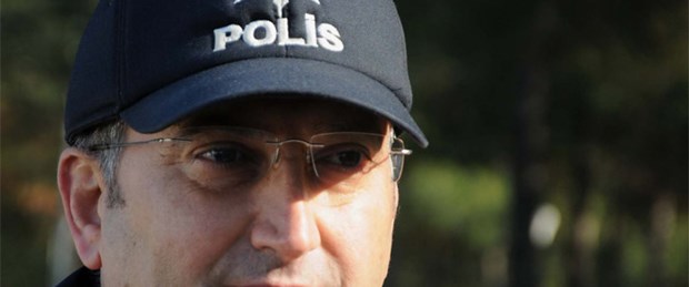 Polisin şapkasında içini ısıttı