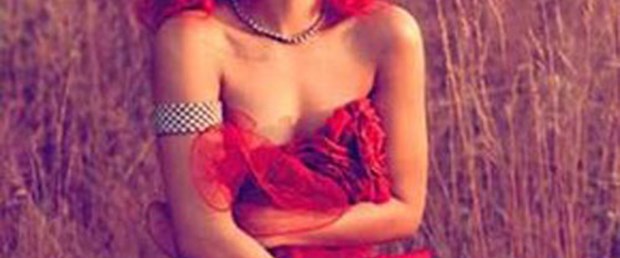Rihanna kırmızılara büründü