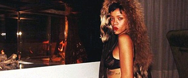 Rihanna Twitter'da arkadaşı için poz verdi