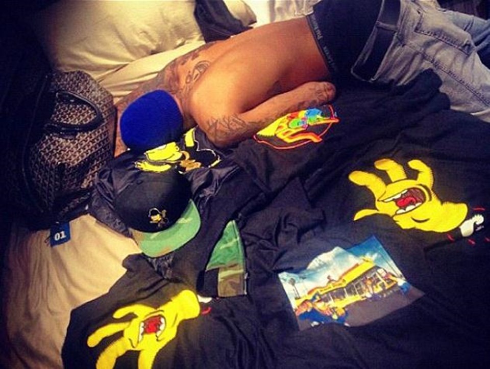 Rihanna, haftasonu Chris Brown'ın yatakta çekilmiş üstsüz fotoğrafını paylatı.