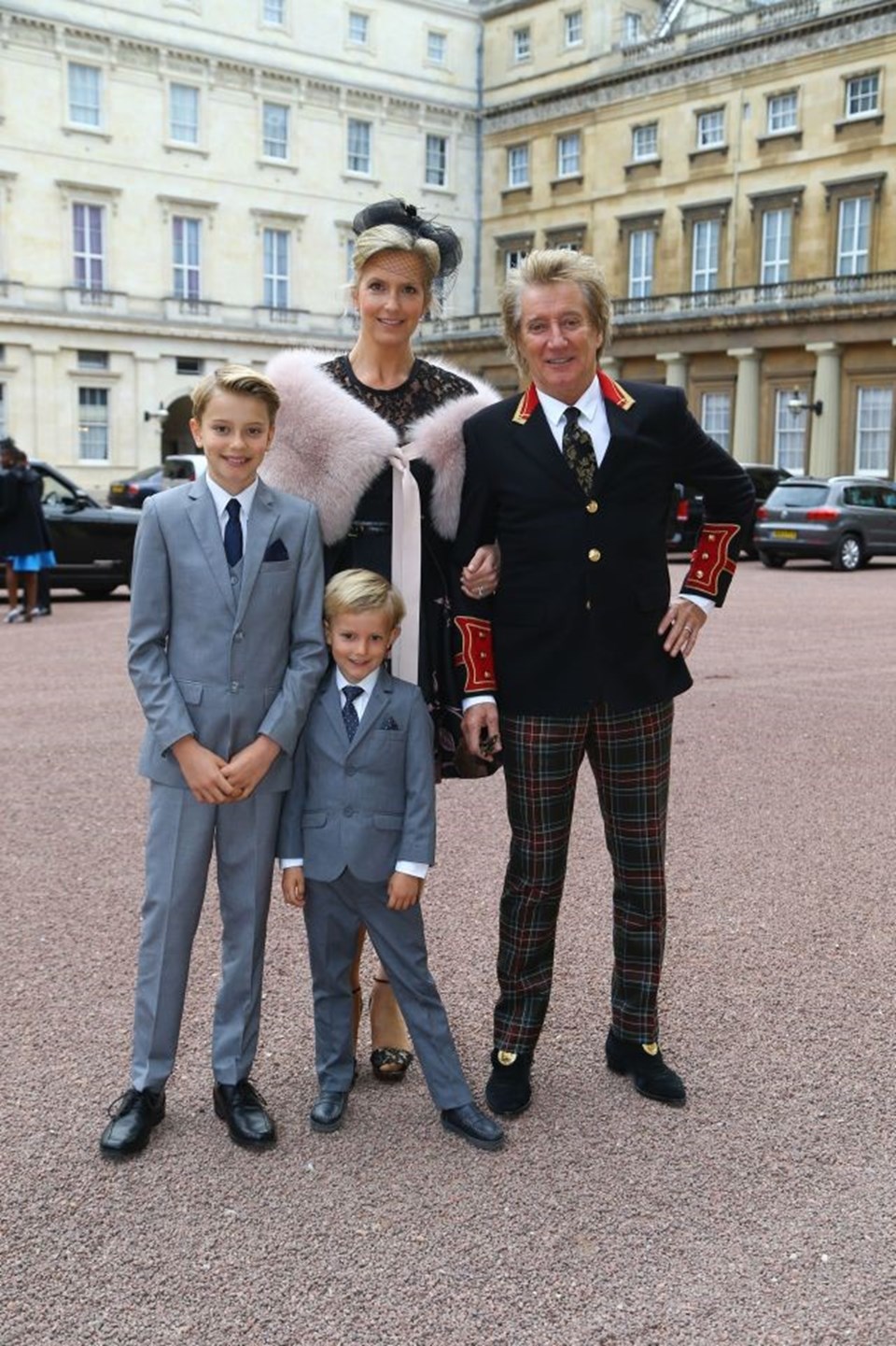 Rod Steward, şövalyelik seremonisine eşi Penny Lancaster, oğulları Aiden (sağdaki) ve Alastair ile birlikte katıldı.