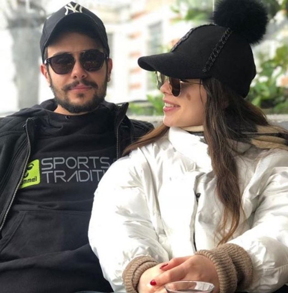 Oyuncu Rüzgar Erkoçlar, geçtiğimiz yıl Tuğba Beyazoğlu ile nikah masasına oturmuştu.