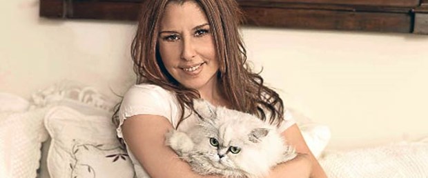 Saçlarını kazıttı