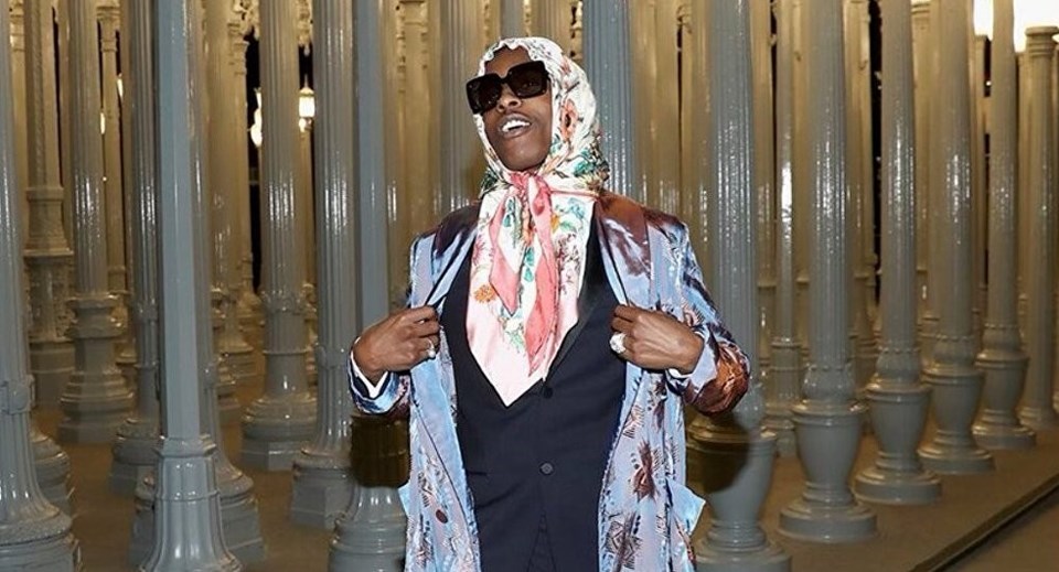 A$AP Rocky, takım elbisesini parıltılı bir palto ve eşarpla tamamladı.