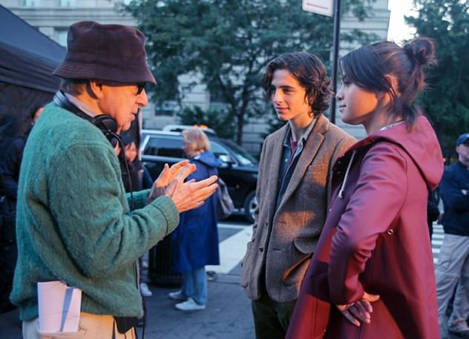  82 yaşındaki Woody Allen, Gomez ve Chalamet ile sette.

