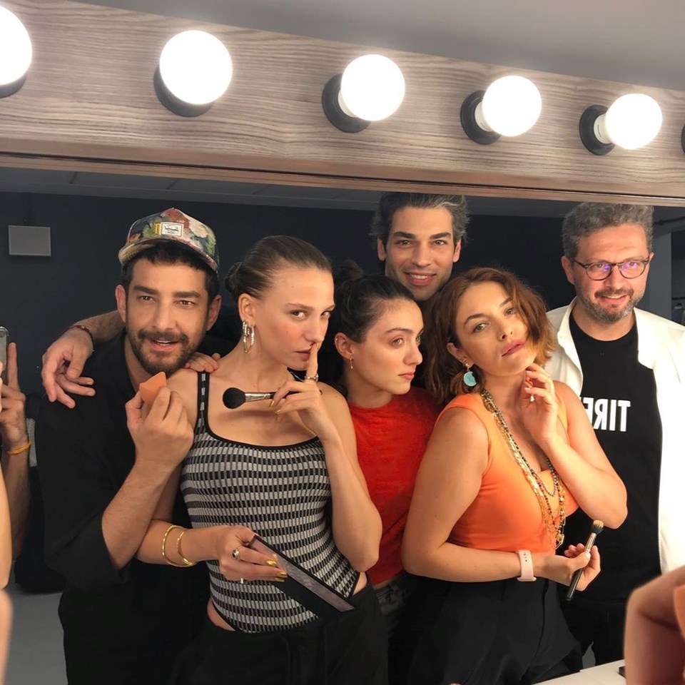 Seranay Sarıkaya Alice Müzikali'nin sezon sonu oyununa böyle veda etti.