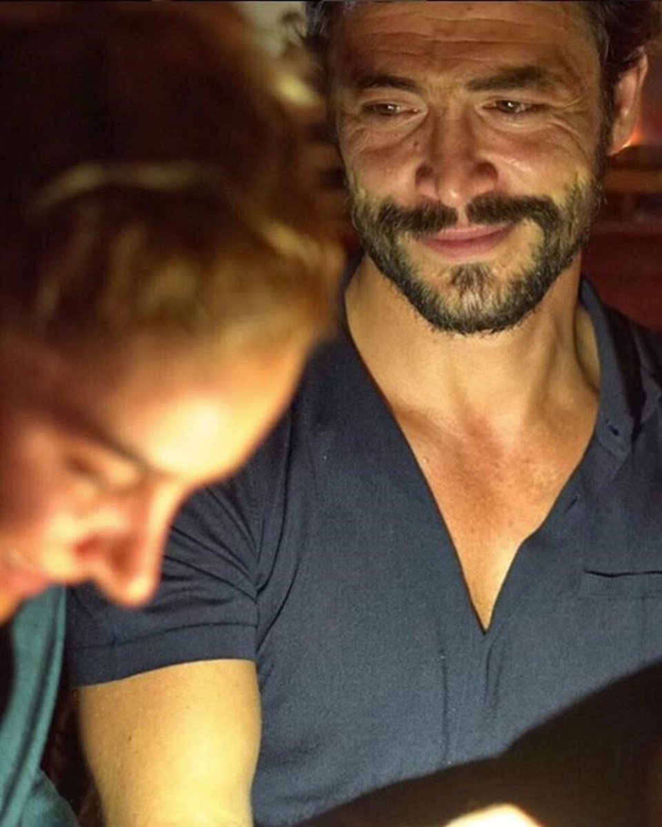 İkilinin bu romantik karesi sosyal medyada gündem olmuştu.