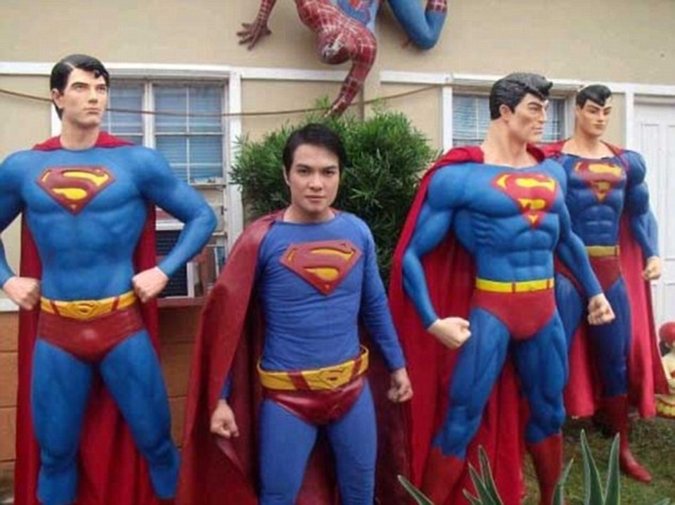 Koleksiyonu arasında bire bir Superman heykelleri de yer alıyor.