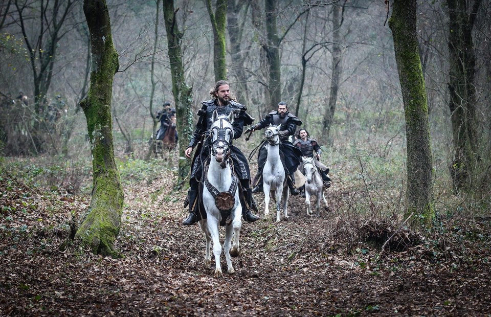 Televizyon yapımının çok boyutlu olay örgüsü ile Game Of Thrones dizisinin en heyecanlı sezonlarına rakip olabileceği belirtildi.