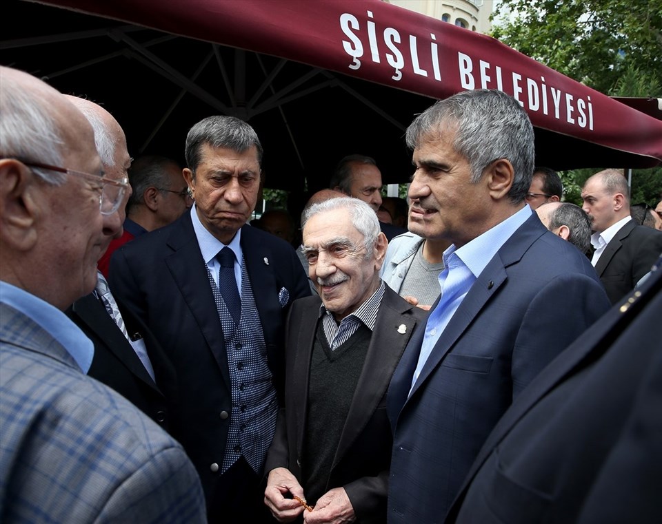 Beşiktaş teknik direktörü Şenol Güneş, cenazeye katıldı.