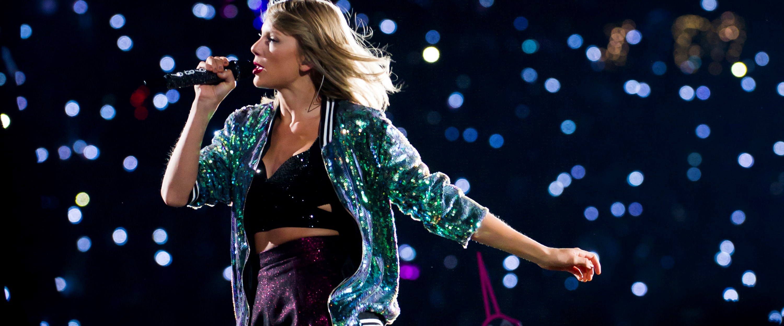 Amerikalı şarkıcı ve söz yazarı Taylor...