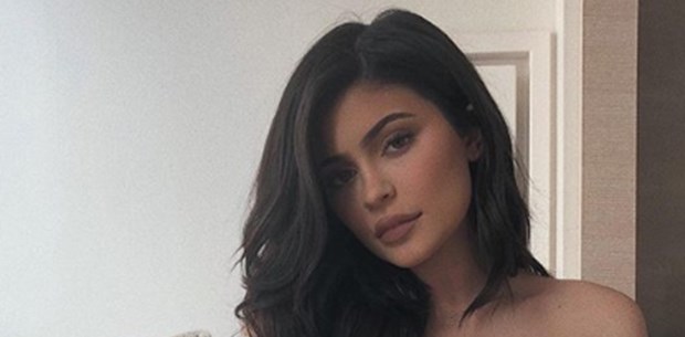Tehdit edilen Kylie Jenner kızı Stormi nin fotoğraflarını sosyal medya