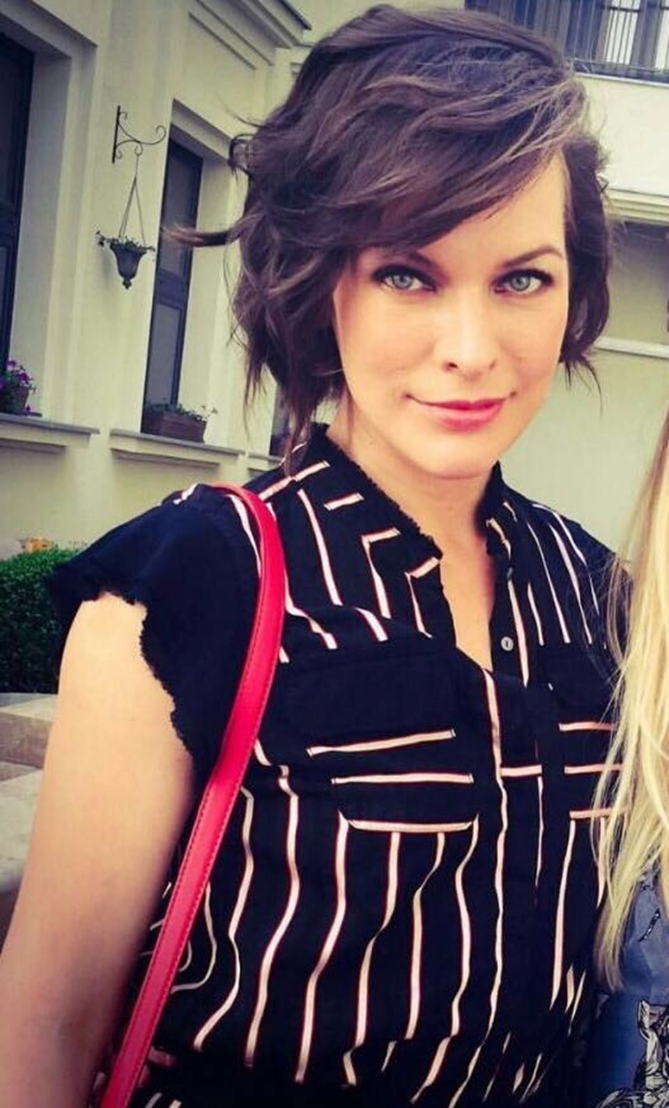 Sezen Aksu suitinin ilk konuğu olan Hollywood yıldızı Milla Jovovich, Aksu’nun eşyalarının fotoğrafını çekti.