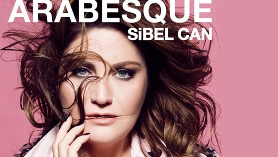 Sibel Can’ın “Arabesque” albümünde çoğunluğunu İbrahim Tatlıses’le özdeşleşen 13 Burhan Bayar bestesi yer alıyor.