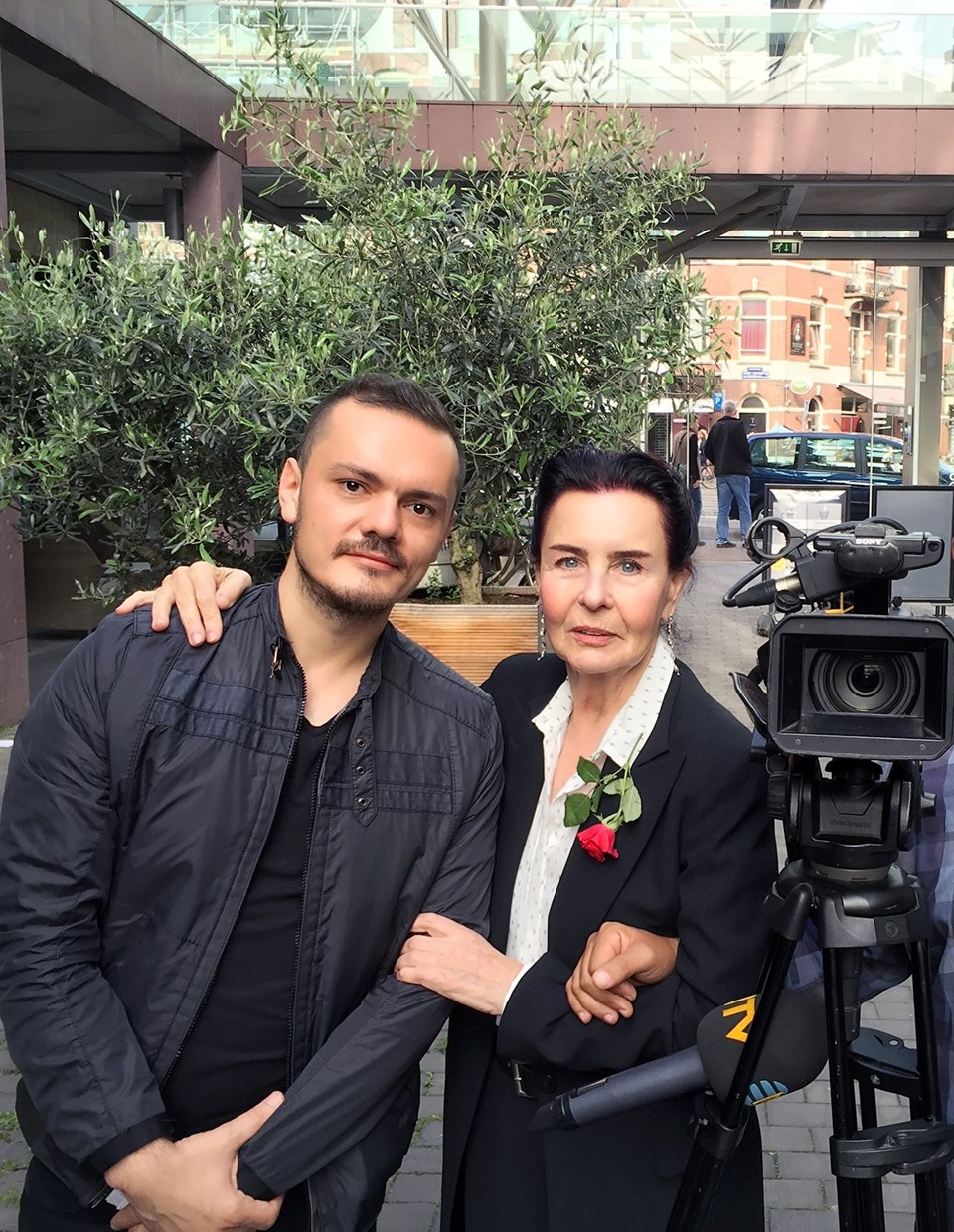 Bu festivalde Fatma Girik'le ilk kez tanışma şansım oldu. Öyle tatlı bir kadın ki bütün kalbiyle kucaklıyor sizi. Sıcak ve şefkatli elleriyle ruhunuzu sarıyor, omzunuza dokunuyor, her şeye rağmen hayat dolu ve güçlü haliyle "Merak etme ben buradayım, sana bir şey olmaz" gibi hissettiriyor. Elbette yakın zamanda kaybettiği eşi Memduh Ün'den de söz ettik. "Çok yalnız kaldım. Evimin çatısı çöktü. O 96 yaşında adam meğer benim evimin çatısıymış, çöktü. O öldüğünden beri evde tencere kaynamıyor, yemek pişmiyor" dedi. "Neden bu büyük aşkı bir filmde anlatmıyorsunuz?" diye sordum. Sustu, gözleriyle öyle bir baktı ki anladım. Sadece şunu söyledi "Evet, çok büyük bir aşktı. Bir daha dünyaya gelsem yine Memduh'a aşık olurdum."