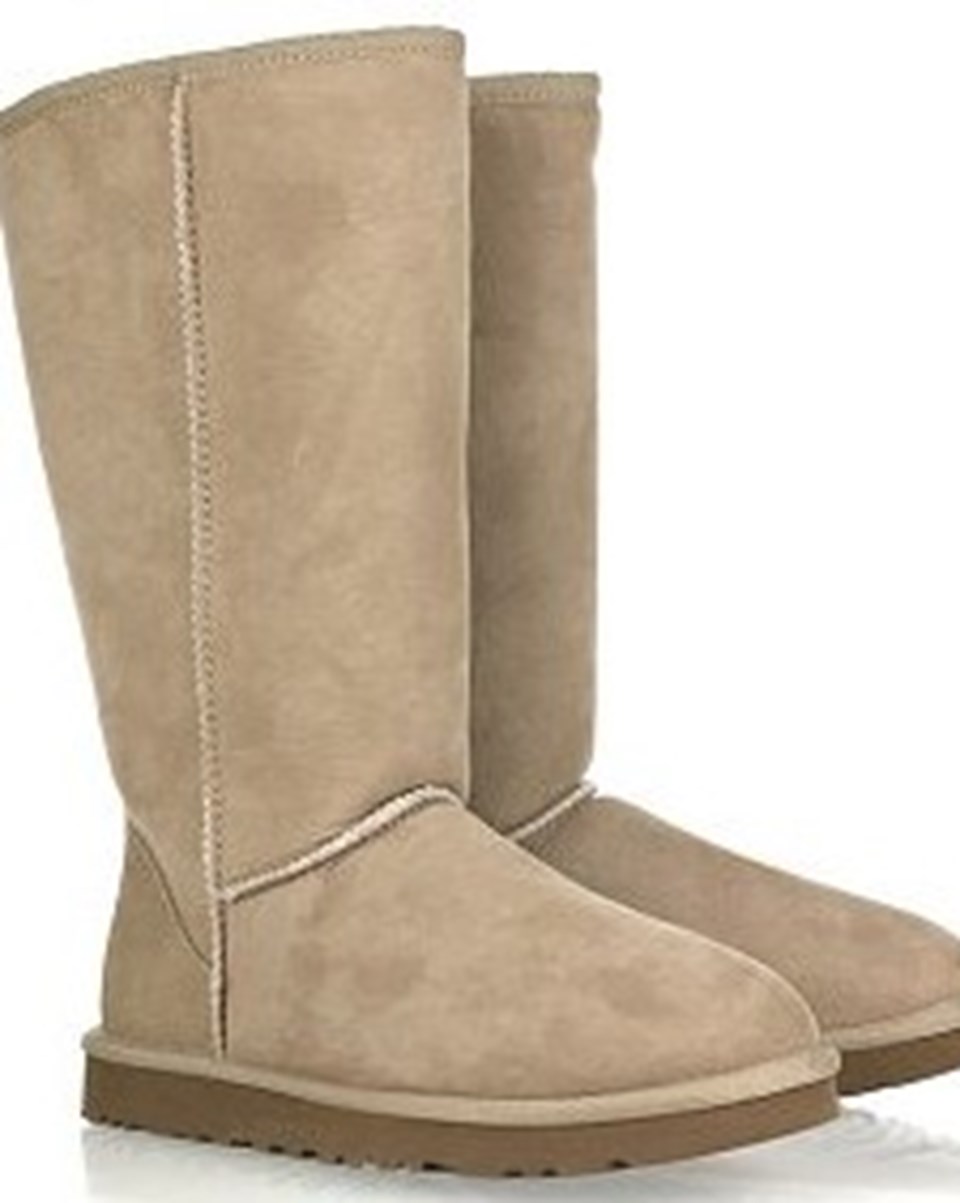 Ugg botların ilk halinde koyun tüyünden ayrılmamış et parçaları bile bulunuyormuş ama tasarım gitgide mükemmelleşmiş.