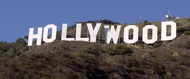 Ünlü Hollywood yazısının yakınında kesik baş
