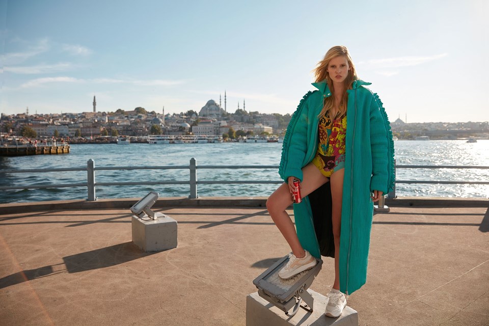 Mint yeşili mont Sudi Etuz, 6 bin 790 TL- Desenli üst Versace, 7 bin 250 TL-Ayakkabı Tod's, 2 bin 660 TL