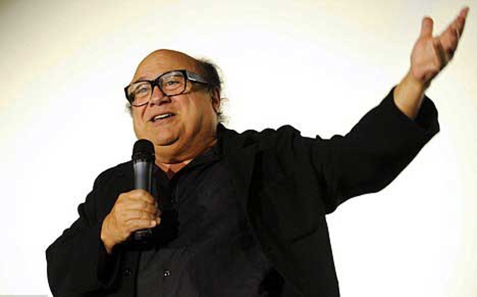 Bir şeref: Danny DeVito İsviçre’deki Zürih Film Festivali’nde Altın İkon Ödülü’nü Douglas adına kabul etti