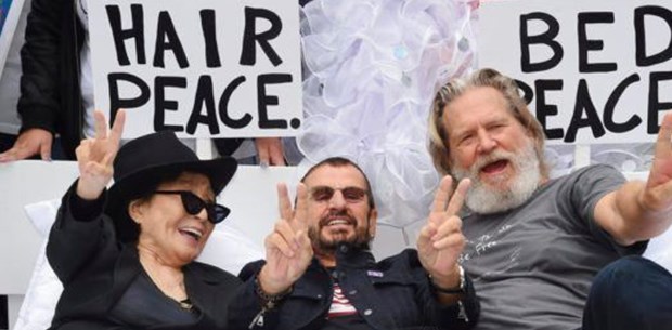 John Lennon ile eşi Yoko Ono'nun 'barış yatağı' yeniden kuruldu John Lennon ile eşi Yoko Ono'nun 'barış yatağı' yeniden kuruldu