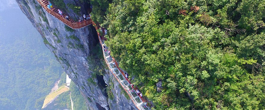 Çin'de cam bir yürüyüş yolunun son bölümüne...
