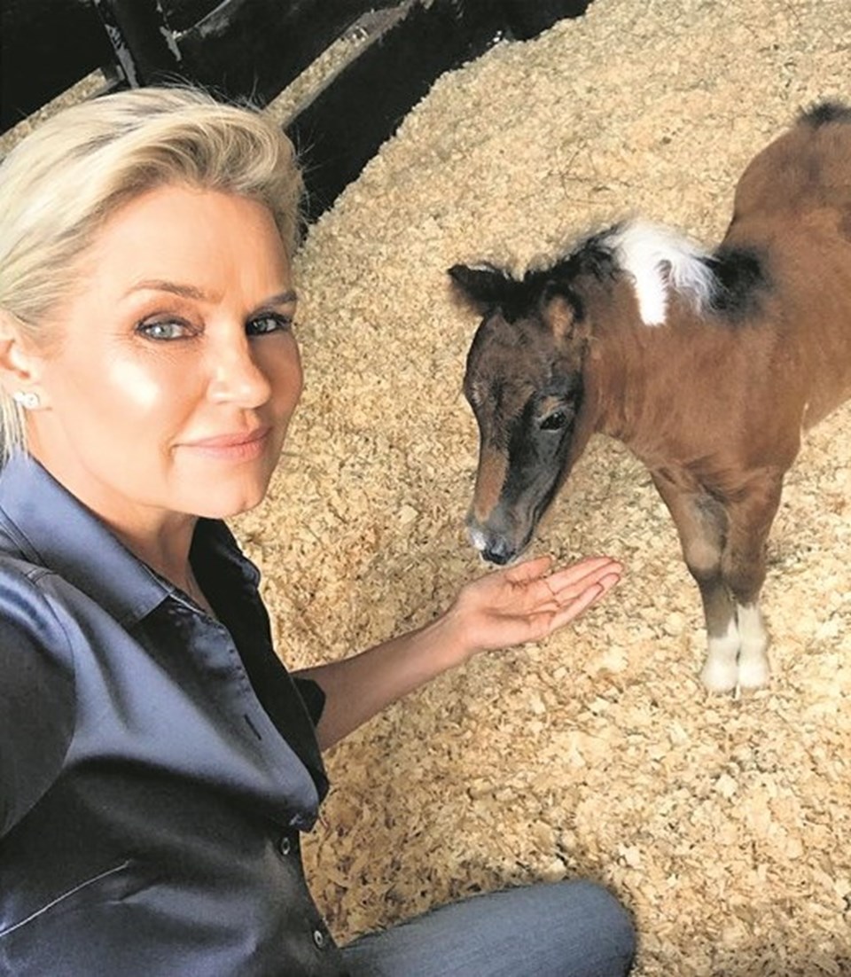 Hastalığın ardından bir çiftlik evine yerleşen Yolanda Hadid, sık sık atlarıyla vakit geçiriyor.