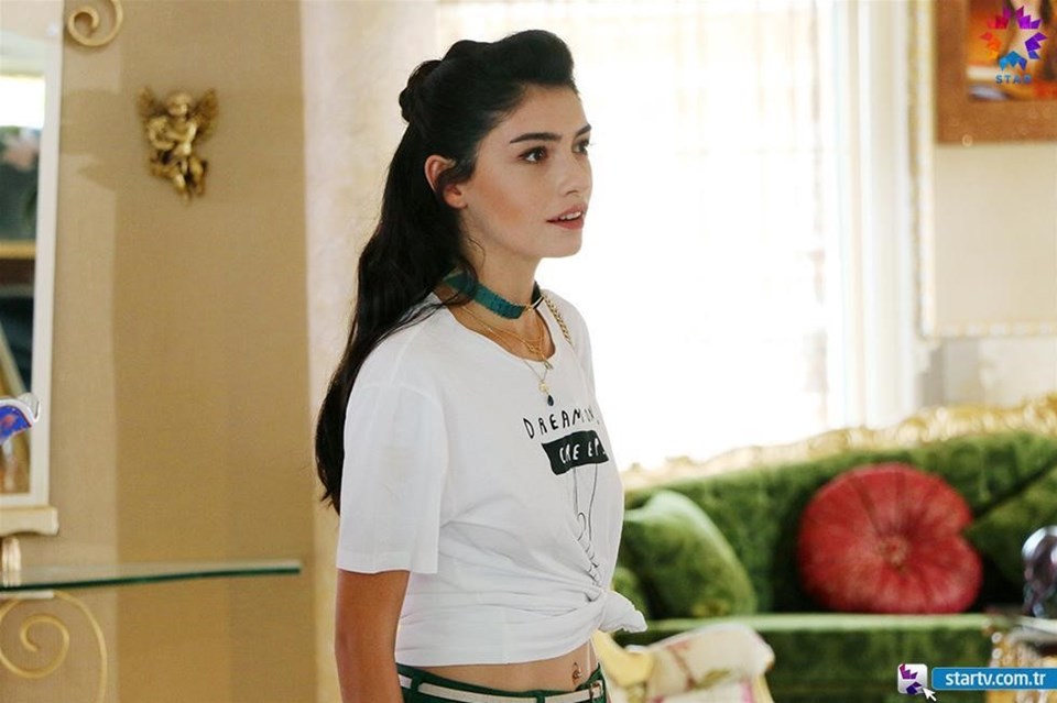 Cansu, Ece'nin kendisini affetmesini beklerken Kerem ile daha da yakınlaşıyor.