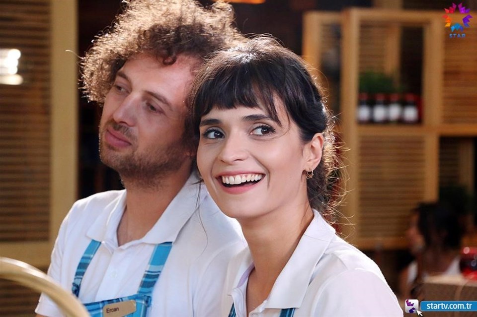 Mert'in tavırları karşısında kafası karışan Ece, karar vermekte zorlanıyor.