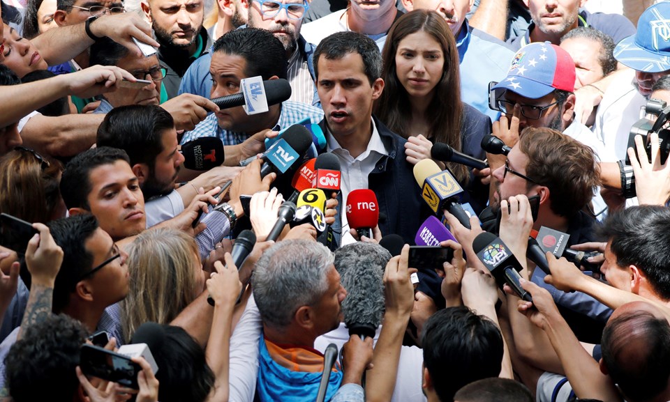 Muhalif Guaido, lağvedilen meclis üyeleri tarafından geçici başkan olarak atandı