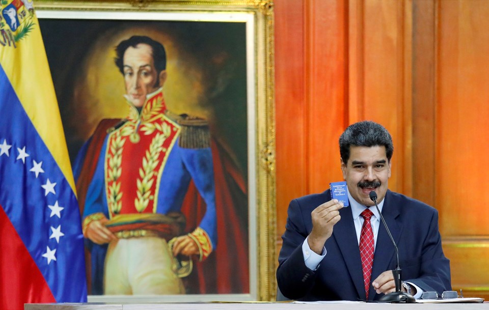 Maduro, Bolivar portresi önünde basın toplantısında (Fotoğraflar: Reuters)
