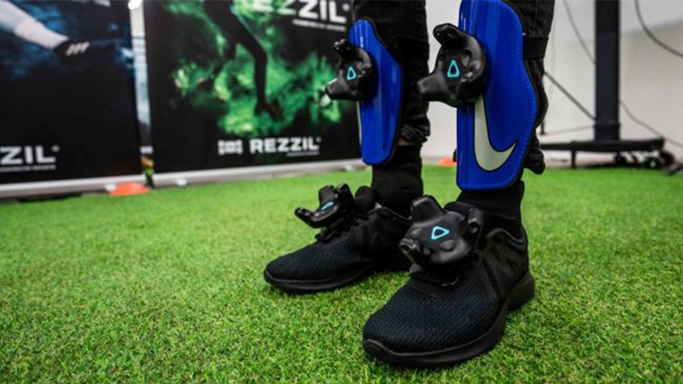 Sistem futbolcuların ayaklarının ve bacaklarının pozisyonunu izlemek için ayakkabılara ve koruyucu kılıflara bağlı birkaç Vive Tracker'in yanı sıra HTC Vive Pro kulaklıklı mikrofon setiyle çalışıyor. Oyuncuların her hareketi bu sayede kayıt altına alınabiliyor.