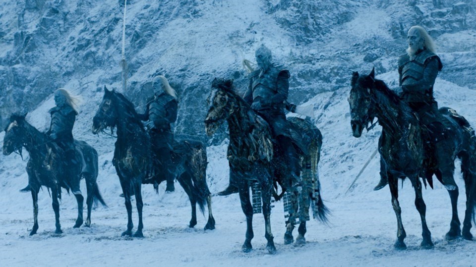 Serinin yazarı George RR Martin,'white walker'ların küresel iklim değişikliğini temsil ettiğini belirtmişti. Avustralya'da yapılan bir araştırma, Paris İklim Değişikliği anlaşmasına uyulmamasının dünyaya büyük bir maliyet getireceğini ortaya koydu. Uzun vadedeki küresel maddi zarar yılda 25 trilyon dolar (147 trilyon TL ) olarak hesaplanıyor.