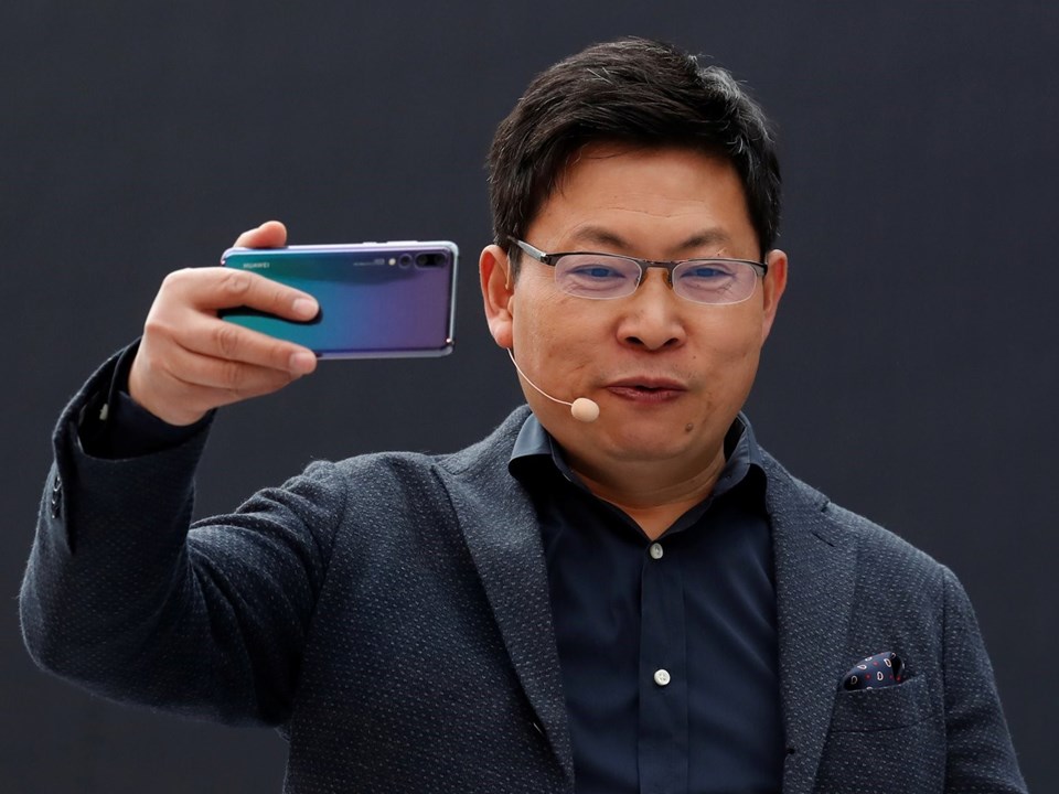 Huawei CEO'su Richard Yu geçtiğimiz yıl Alman Die Welt gazetesine yaptığı açıklamada Google ekosisteminde yer almayı tercih etmelerine rağmen B planı olarak kendi işletim sistemleri üzerinde çalıştıklarını duyurmuştu.