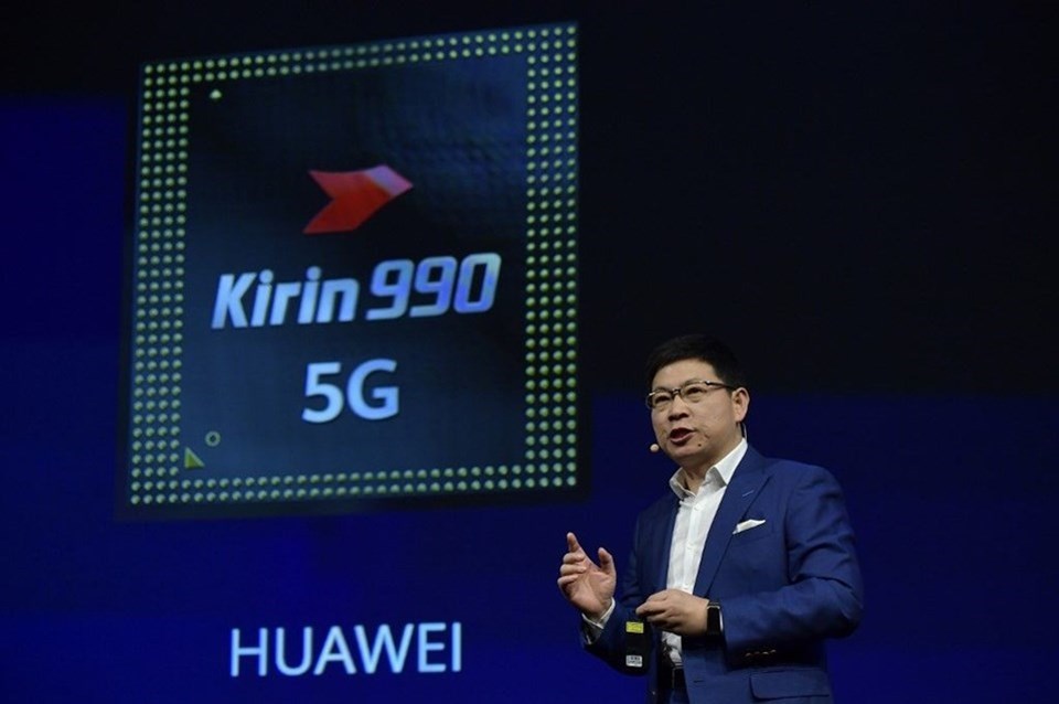 Kirin 990, 2.86 GHz'e kadar baskın bir frekansa sahip iki ultra büyük çekirdek, iki büyük çekirdek ve dört küçük çekirdek içeren üç seviyeli bir güç verimliliği yapısına sahip. Ek olarak, Kirin 990 16-çekirdekli Mali-G76 GPU ve akıllı işlem süreci dağıtımı için etkili bir bant genişliği tasarrufu ve düşük güç tüketimi sağlayan yeni sistem düzeyinde Akıllı Önbellek kullanıyor.