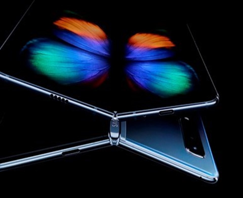 Galaxy Fold, 7nm işlemci ve 12GB RAM'e sahip. Cihaz, Türkiye’de Yıldız Grisi, Kozmos Siyahı ve Astro Mavisi olarak adlandırılan 3 farklı renkte satışa sunulacak.