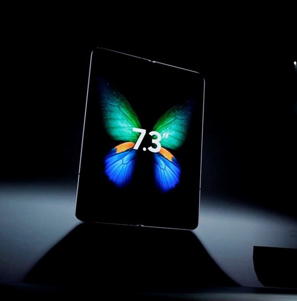 Galaxy F, 4.58 inç boyuta sahip ancak açıldığında 7.3 inç boyutunda bir tablete dönüşüyor. Aynı anda üç ekranın kullanabildiği cihaz ile YouTube, WhatsApp, ve Google'ı aynı anda kullanabiliyorsunuz.