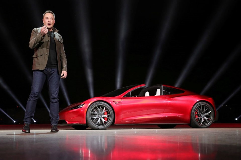 Elon Musk, SpaceX’ten sonra 2003 yılında Tesla’yı kurdu. İşletme elektrikli otomobil üretiyor ayrıca enerji depolanması konusunda araştırma yapıyor. Özellikle geniş kitleler için tasarlanan Model 3 adlı elektrikli otomobil şu sıralar Tesla’nın başını ağrıtıyor.