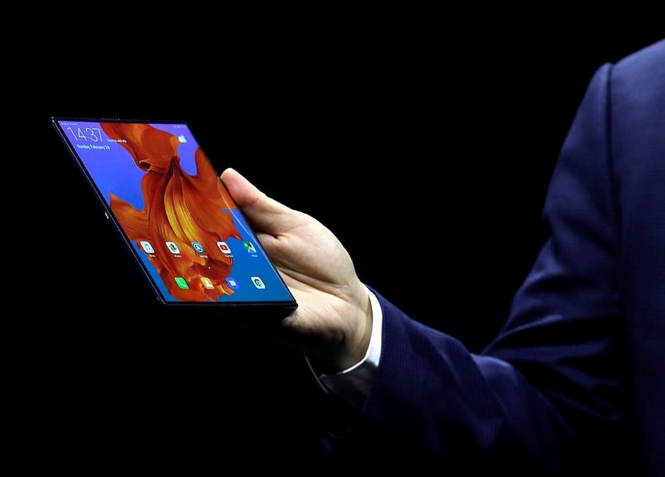 HUAWEI Mate X'te esnek OLED katlanabilir FullView ekran ve 5G modem çip seti Balong 5000 bulunuyor. Güç düğmesi üzerinde entegre bulunan parmak izi okuyucu ile HUAWEI Mate X tek harekette aktif hale geliyor. HUAWEI Mate X, katlandığında 11 mm, açıldığında ise 5,4 mm kalınlığında oluyor.