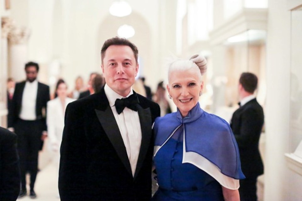 Musk ve 71 yaşındaki stil ikonu annesi Maye, Los Angeles gecelerinin aranan karakterleri