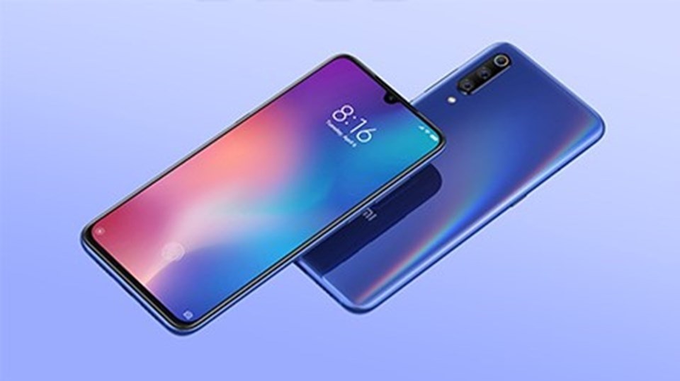 Ekranın altında telefonun önceki nesle göre yüzde 25 daha hızlı açılması için geliştirilmiş ekran içi parmak izi sensörü bulunuyor.
