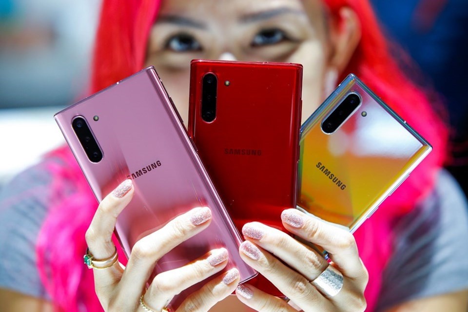 Samsung Galaxy Note10 3.500 mAh, Note10 Plus ise 4.300 mAh olarak karşımıza çıkıyor. Cihazların ekran çözünürlükleri ise Galaxy Note10 için 2280 x 1080 piksel, Plus için 3040 x 1440 piksel.