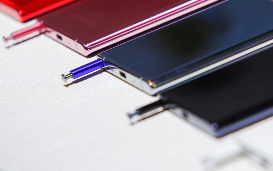 Daha ince ve kısa boyuta sahip olan S Pen'e ev sahipliği yapan Galaxy Note10, 8 GB RAM; Note10 Plus ise 12 GB RAM kapasitesine sahip.