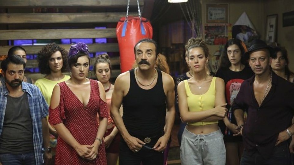 'Organize İşler - Sazan Sarmalı rötarlı bir şekilde sinema salonlarında gösterime girdikten hemen sonra Netflix'te de yayınlanmaya başlanmıştı.