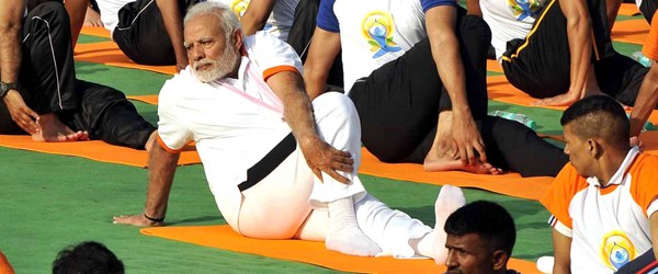 Hindistan Başbakanı Modi halkla yoga yaptı (21 Haziran Dünya Uluslararası Yoga Günü)