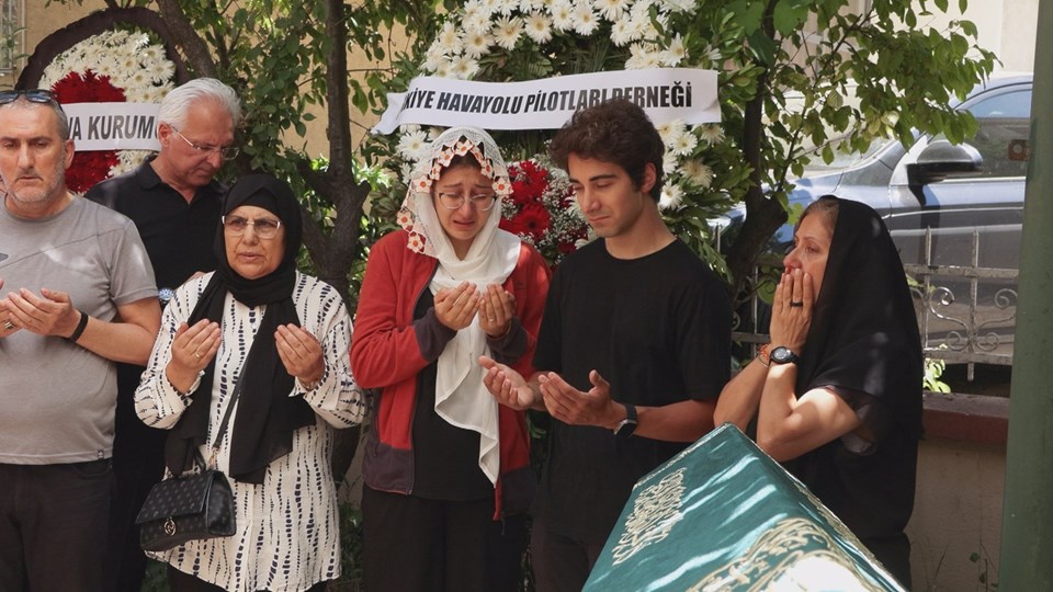 Düşen uçakta hayatını kaybeden pilot Mehmet Demirci son yolculuğuna uğurlandı - 1