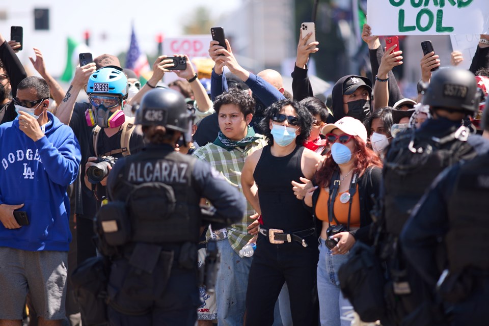 Los Angeles'taki eylemler: California Valisi, Trump'ı dava ediyor - 1