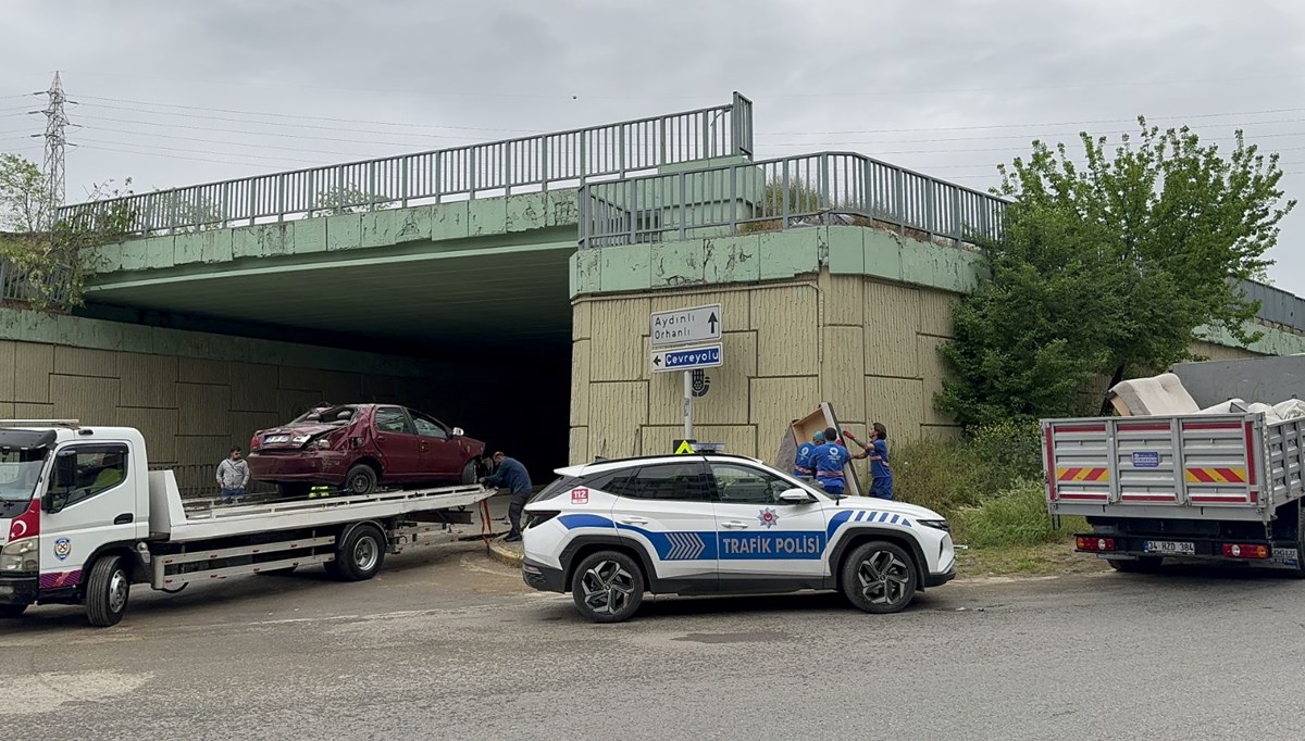 Otomobil üst geçitten caddeye düştü