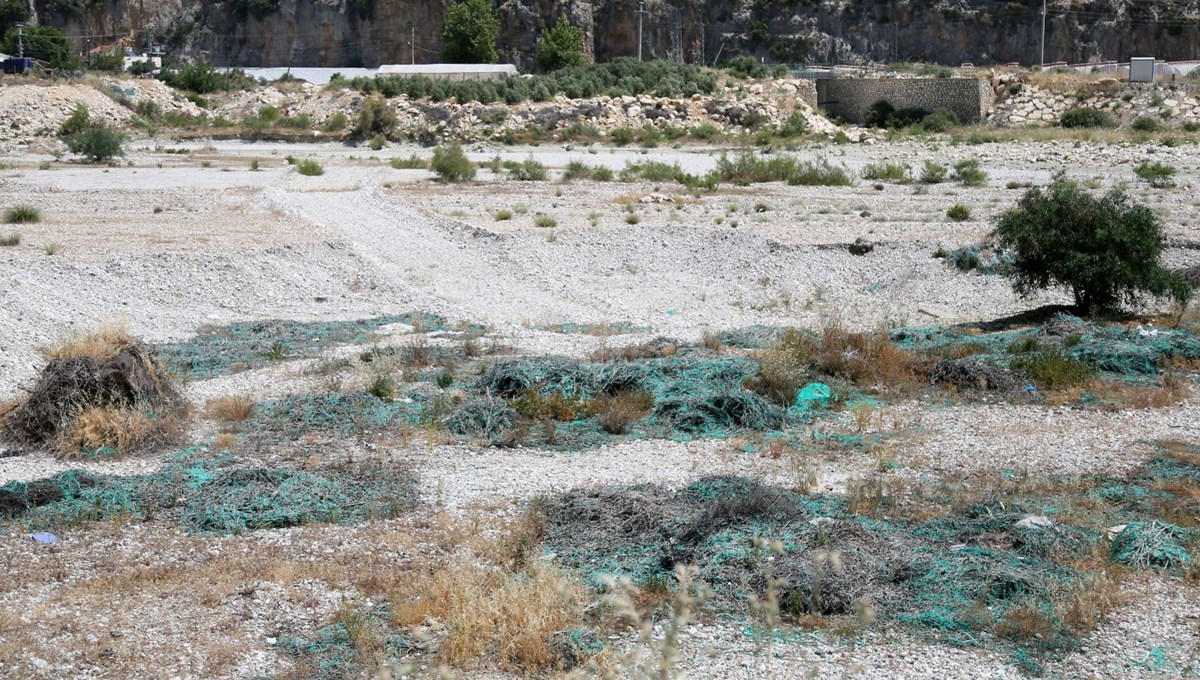 Demre Çayı'nı sera atıkları tehdit ediyor