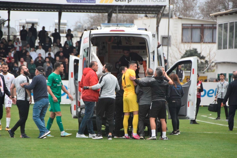 Bodrum FK-Eyüpspor maçında ortalık karıştı: Arda Turan'a yabancı madde atıldı, bir futbolcu hastaneye kaldırıldı - 7